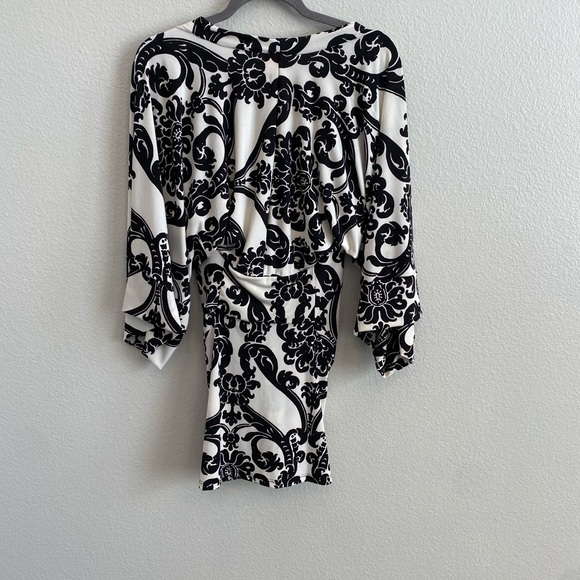 Gorgeous Ivory dress with Black Jaquard print. Stretch jersey. Size Medium. - Picture 3 of 6